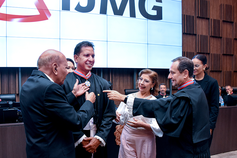 Egresso da PUC Minas, Alexandre Mendes recebe medalha e é empossado como desembargador do TJMG