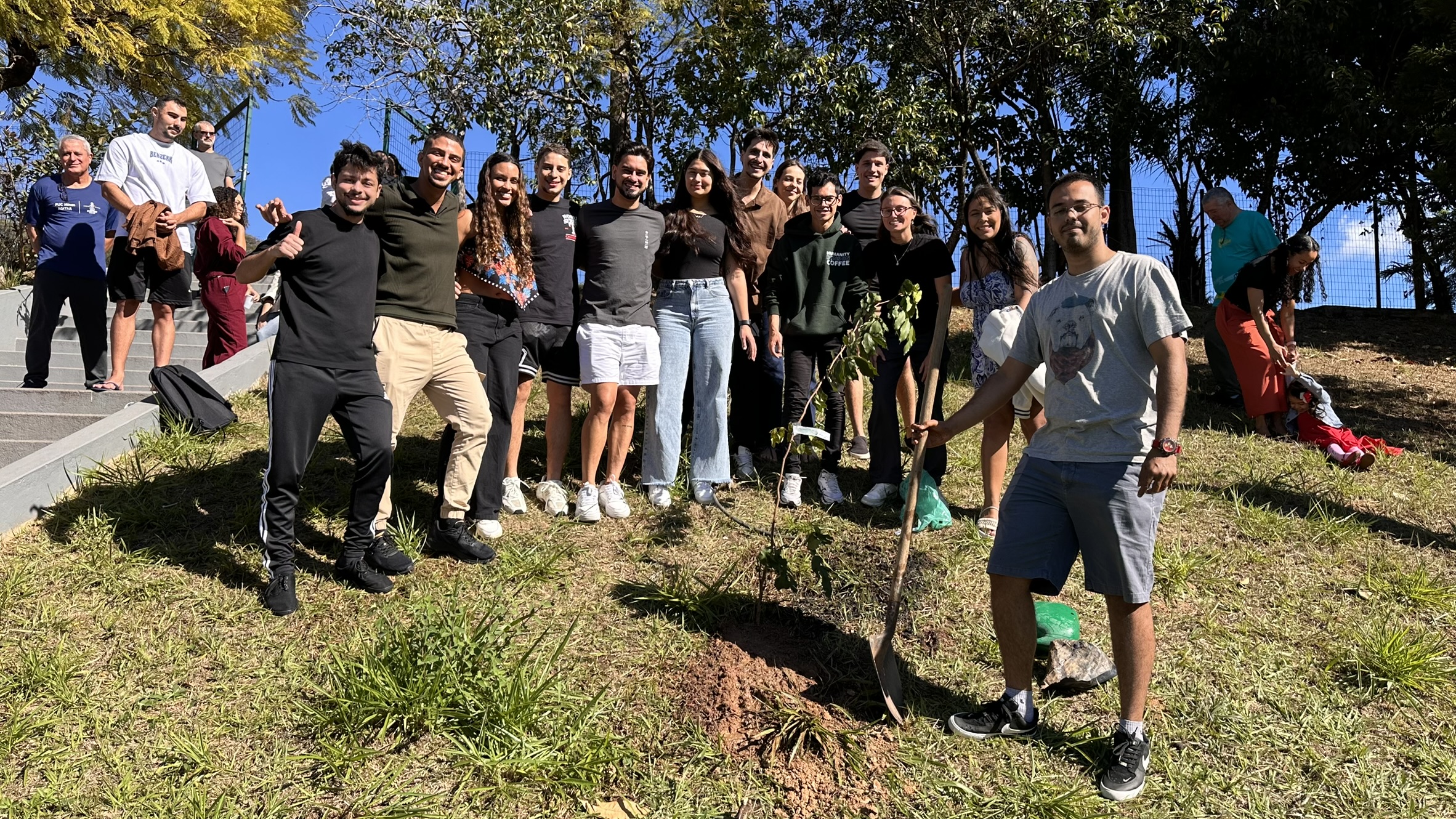 Alunos plantando a árvore de encerramento do ciclo da graduação