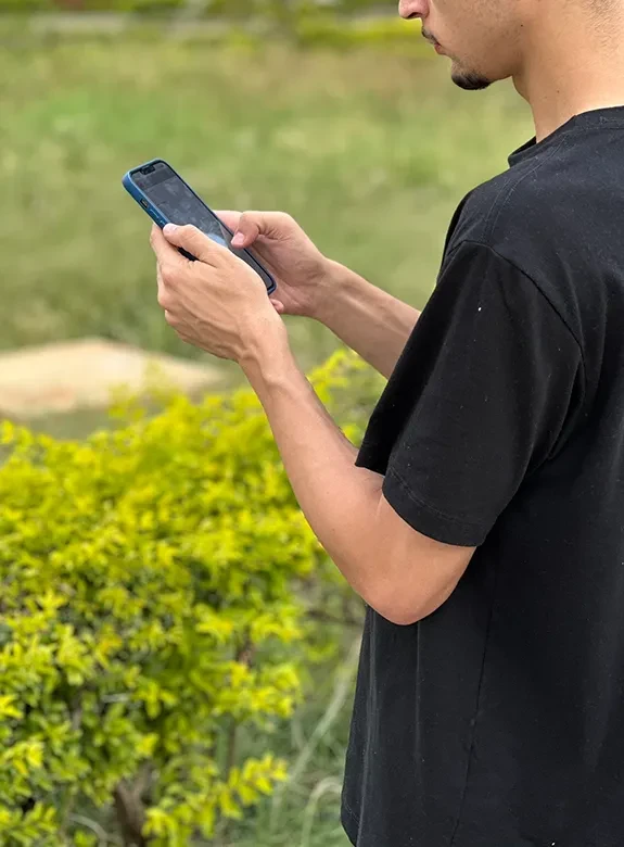 Jovem responde Pesquisa IASE no celular