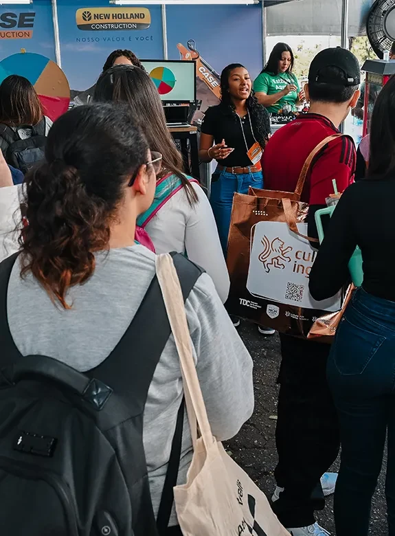 Expositores conversam com visitantes da Feira de Carreiras